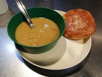 Linsesuppe med hjemmebakt rundstykke